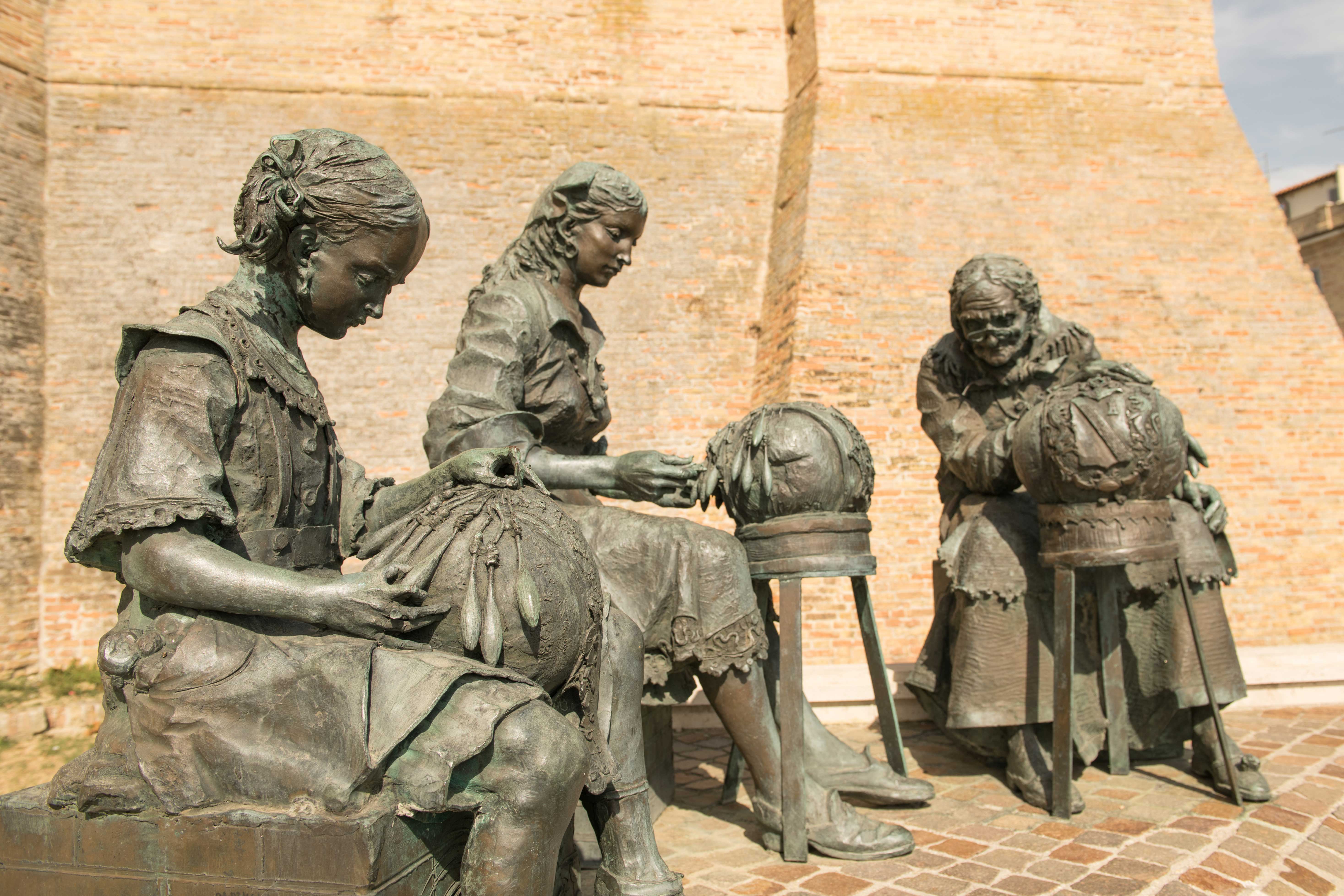 Monumento alle merlettaie